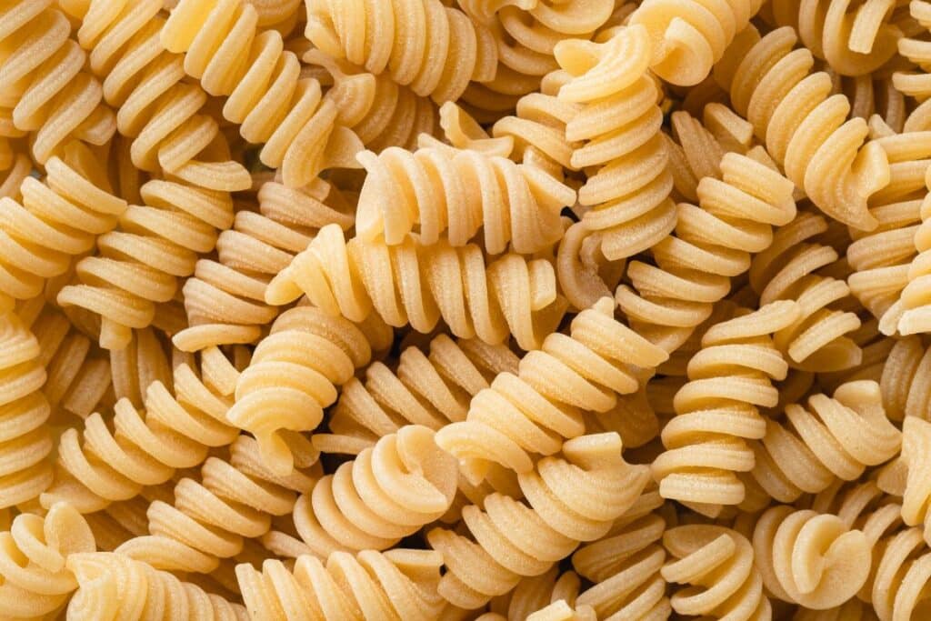 Pâtes en spirale crues en gros plan.