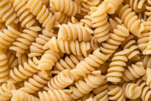 Pâtes en spirale crues en gros plan.