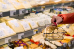 Panier de fromages dans un supermarché.