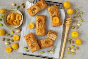 Financiers aux mirabelles et pistaches sur grille