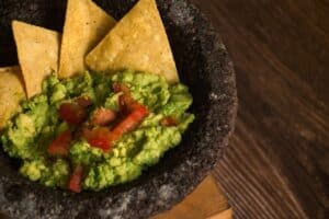 Oubliez l’avocat hors de prix : ce guacamole de Laurent Mariotte séduit par son goût et son prix dérisoire