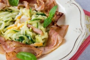 Plat de courgettes, jambon et œuf