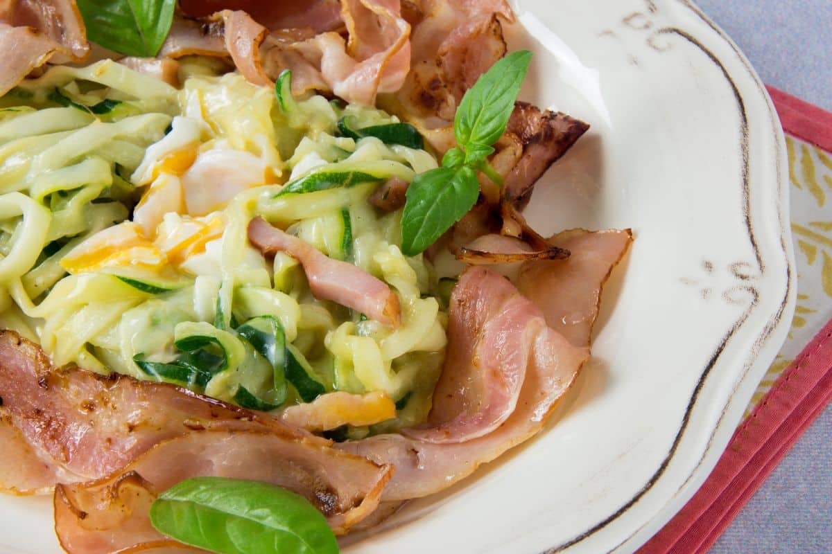 Plat de courgettes, jambon et œuf