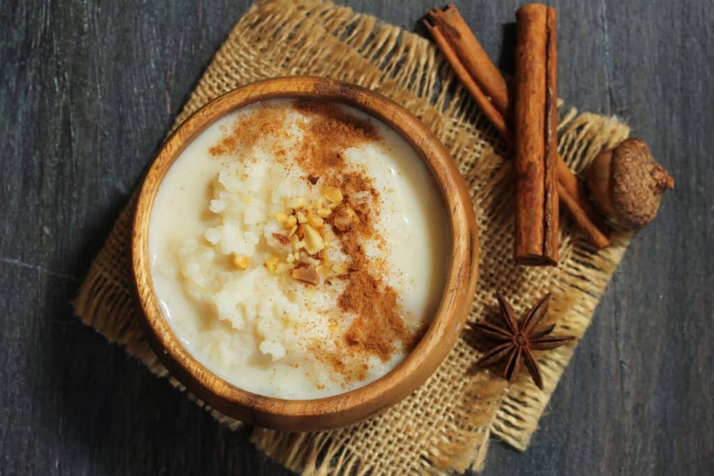 Riz au lait avec cannelle et noix