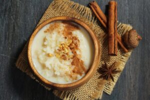 Riz au lait avec cannelle et noix