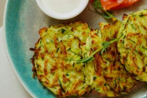 Galettes de courgettes avec sauce blanche.