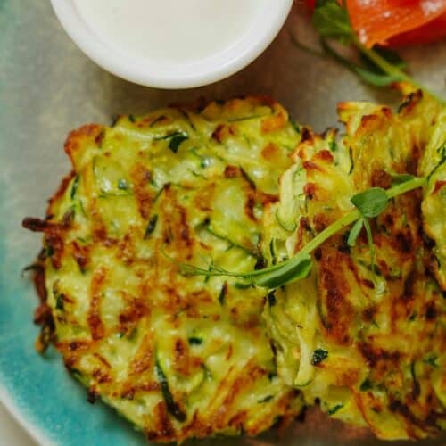 Galettes de courgettes avec sauce blanche.