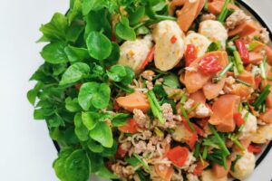 Salade colorée avec viandes et légumes frais.