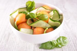 Salade de melon, concombre et basilic.