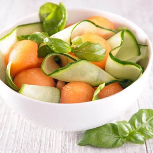 Salade de melon, concombre et basilic.