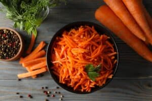 Salade de carottes râpées avec persil.