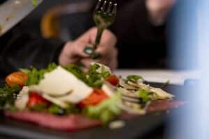 Assiette de salade méditerranéenne avec parmesan.