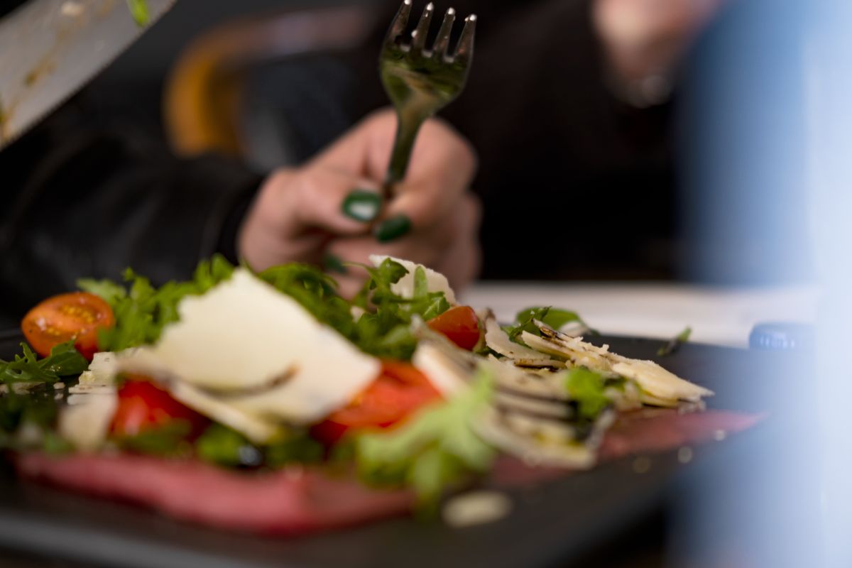 Assiette de salade méditerranéenne avec parmesan.