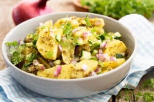 Salade de pommes de terre, oignons, concombres et herbes.