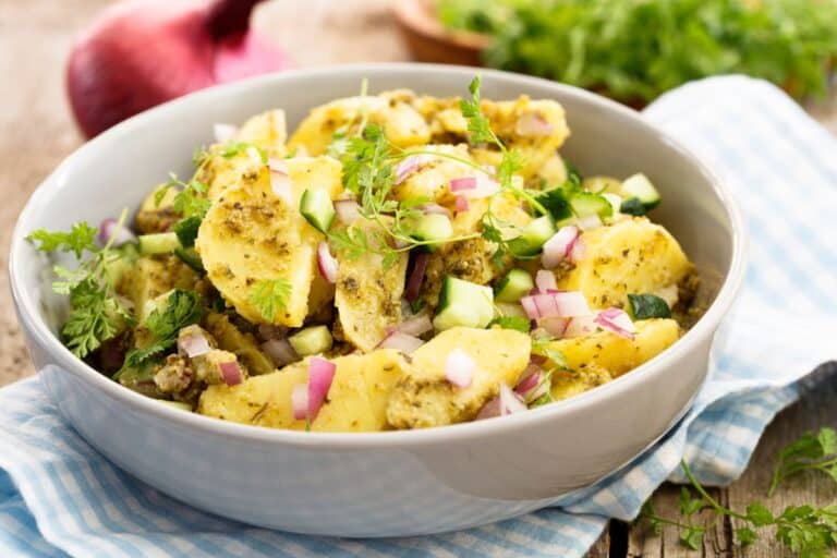 Salade de pommes de terre, oignons, concombres et herbes.