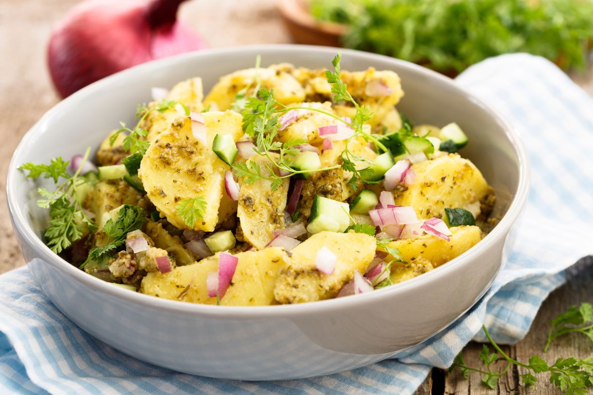 Salade de pommes de terre, oignons, concombres et herbes.