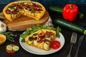 Tarte aux légumes grillés avec courgettes et poivrons.