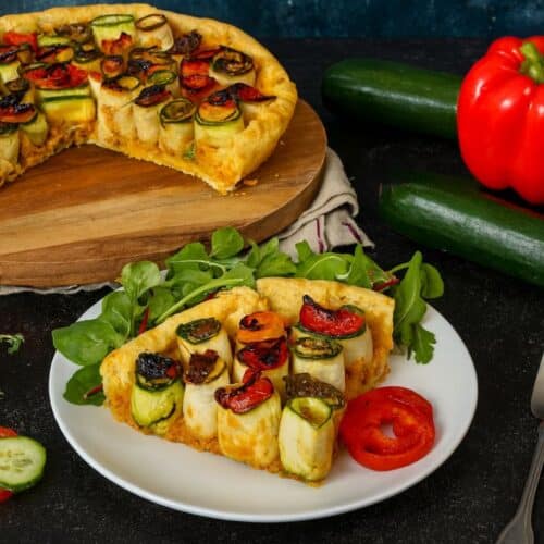 Tarte aux légumes grillés avec courgettes et poivrons.