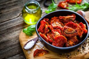Tomates séchées avec huile et sel sur table.