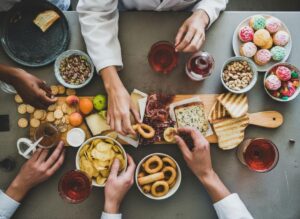 Une nutritionniste a tranché: découvrez les 5 pièges à éviter lors de l’apéritif.
