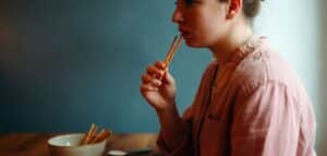 Ne parvenez-vous pas à perdre du poids ? Il se peut que vous ne mangiez pas assez.