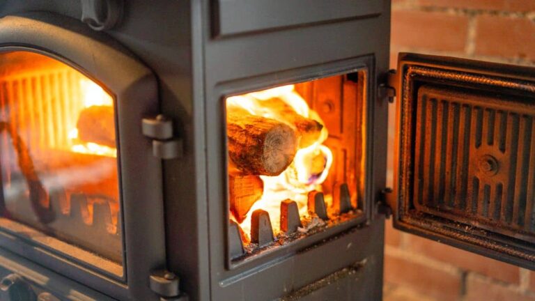 Des millions de foyers concernés : non, le chauffage au bois ne sera pas interdit, mais ce point est crucial