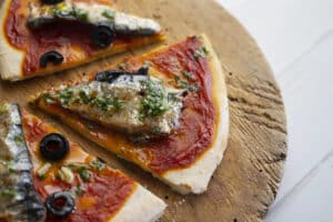 Tarte à la sardine en conserve : recette facile aux tomates et moutarde à l’ancienne