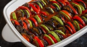 Voici la recette de la ratatouille au four : une version confite, facile et savoureuse, comme la faisaient les grands-mères.