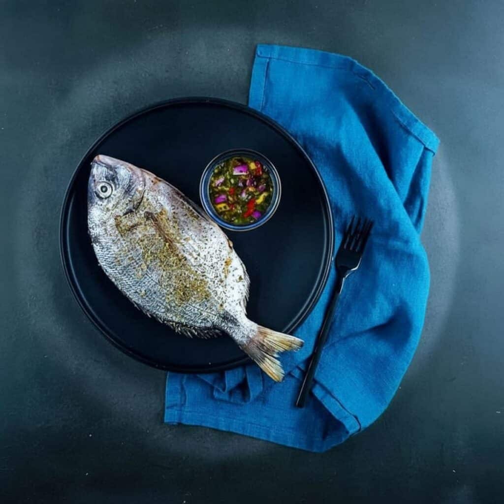 Sauce pour daurade au four : comment préparer la sauce chien pour sublimer votre poisson