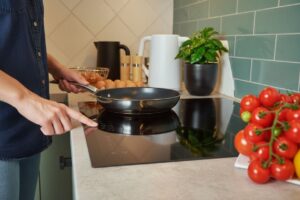 Santé menacée : polluants ultratoxiques dans les poêles en téflon, dénonce ufc que choisir