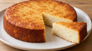 Gâteau à la ricotta et aux amandes avec une part découpée
